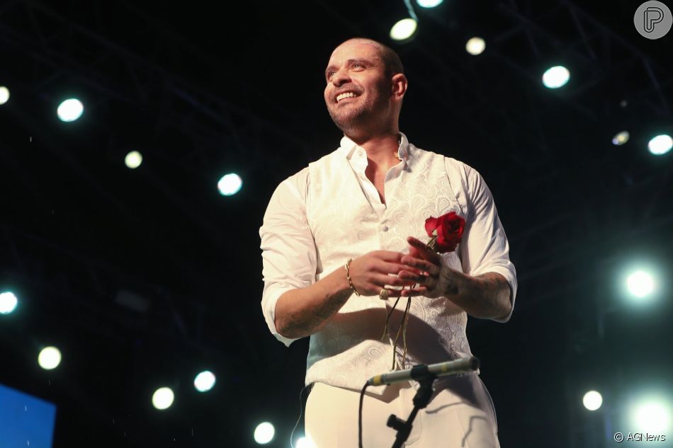 Diogo Nogueira destribui rosas vermelhas durante o show