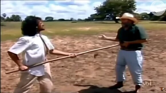 Alcides (Angelo Antonio) crava uma lança no peito de Tenório (Antonio Petrim) na reta final da novela 'Pantanal'
