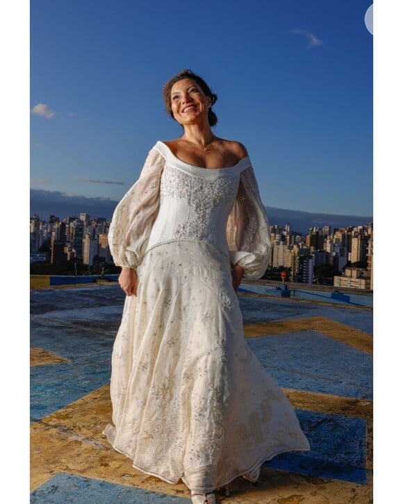 Vestido de noiva de Janja: assinado por Helô Rocha, o look contava com tecido de seda, na cor off white e coberto de bordados feitos à mão