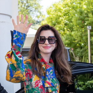 Anne Hathaway usou Schiaparelli com estampa floral em Cannes