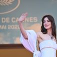 Anne Hathaway combina look all white com joia milionária em Cannes 2022