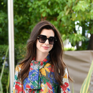 Floral foi aposta de Anne Hathaway em conjunto usado pela atriz em Cannes