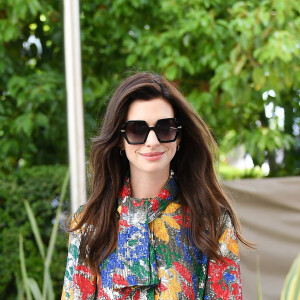 Conjunto floral usado por Anne Hathaway em Cannes alia a estampa a brilho intenso