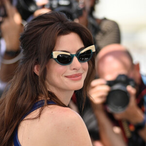 Anne Hathaway em Cannes: de look vintage à joia com safira rara, tudo sobre estilo da atriz no festival