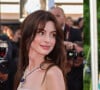 O estilo de Anne Hathaway: tudo sobre os looks repletos de tendências de moda da atriz
