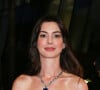Anne Hathaway escolheu look branco Armani Privé para red carpet de Cannes