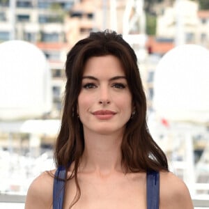 Anne Hathaway escolheu vestido curto da Gucci e o combinou com sandálias plataforma prateadas
