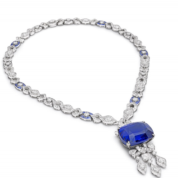 Anne Hathaway estava com joia que tinha safira rara de 100 quilates da Bulgari no Festival de Cannes