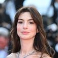 Maquiagem suave de Anne Hathaway em Cannes se destacou na produção da artista no tapete vermelho