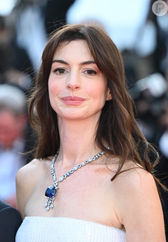 Maquiagem suave de Anne Hathaway em Cannes se destacou na produção da artista no tapete vermelho