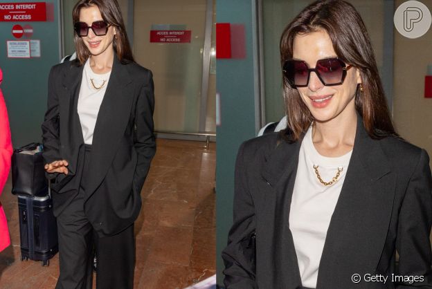 Anne Hathaway desembarcou com look preto e branco em Cannes