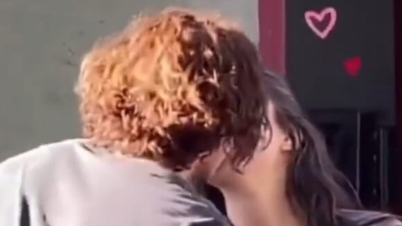 Alanis Guillen beija Jesuíta Barbosa ao ganhar bolo por 24 anos em bastidor de 'Pantanal' e web define: 'Casal!'