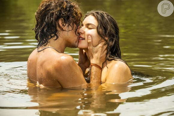 Jesuíta Barbosa e Alanis Guillen já surgiram aos beijos em cena da novela 'Pantanal', onde são Jove e Juma