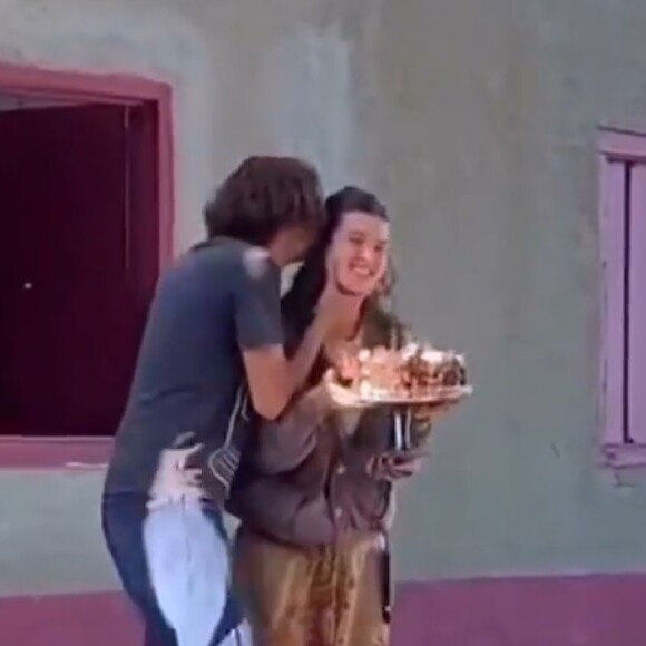 Alanis Guillen e Jesuíta Barbosa: momento de carinho em bastidor da novela 'Pantanal' na comemoração dos 24 anos da atriz, intérprete da Juma