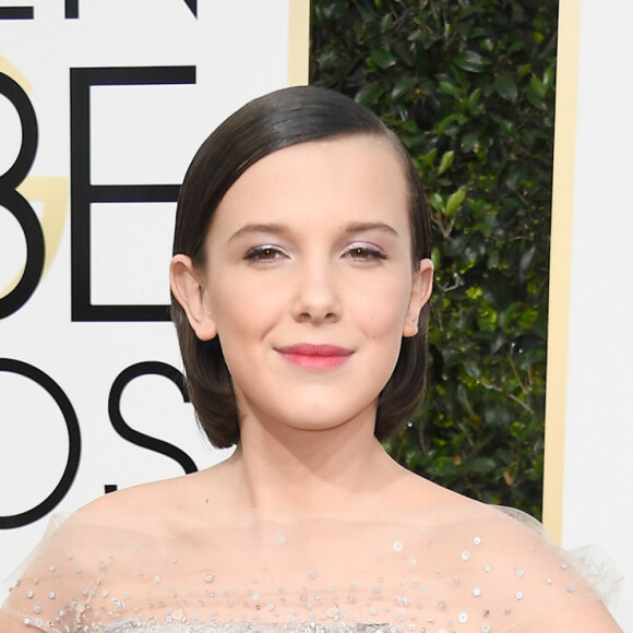 Millie Bobby Brown começou a usar salto no tapete vermelho com modelos bem baixinhos e discretos