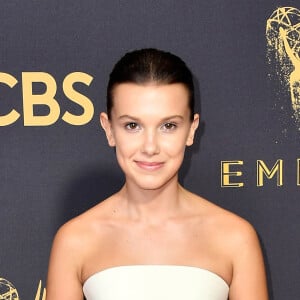 Millie Bobby Brown surgiu em red carpet do Emmy com vestido claro volumoso na saia