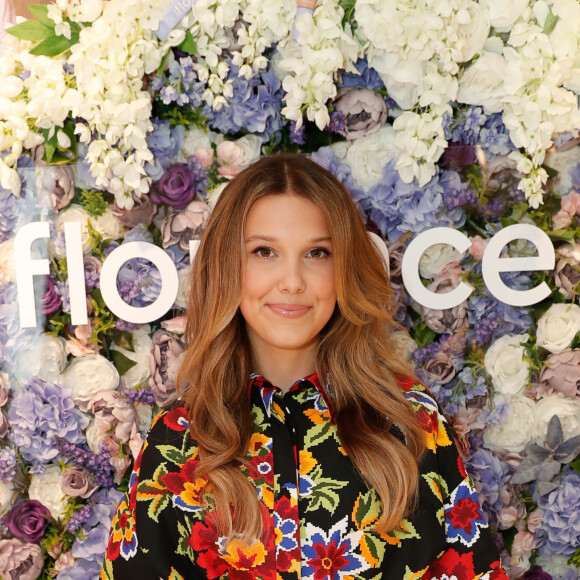 Vestido floral de Millie Bobby Brown aponta estilo mais contemporâneo e elegante