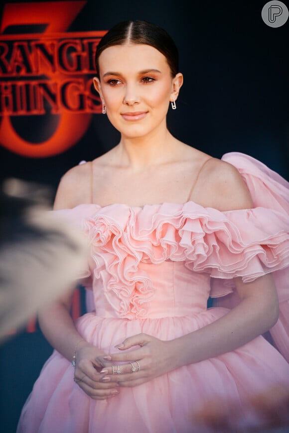Millie Bobby Brow já usou vestido rosa com babados para lançar a terceira temporada de Stranger Things
