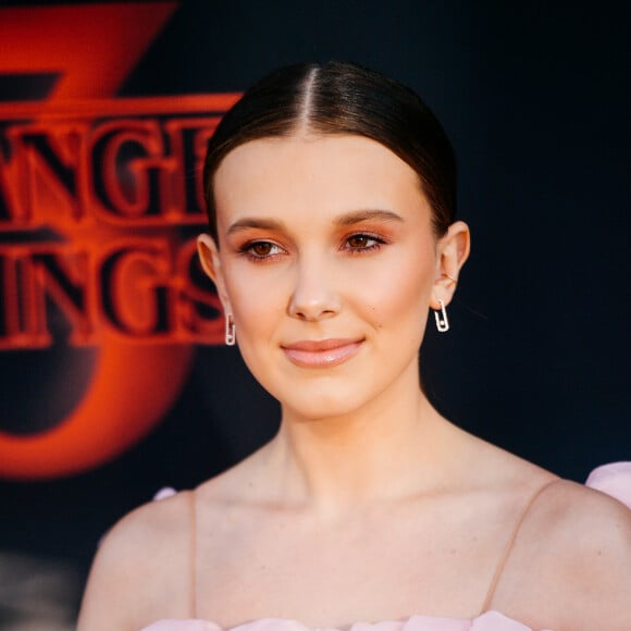 Millie Bobby Brow já usou vestido rosa com babados para lançar a terceira temporada de Stranger Things