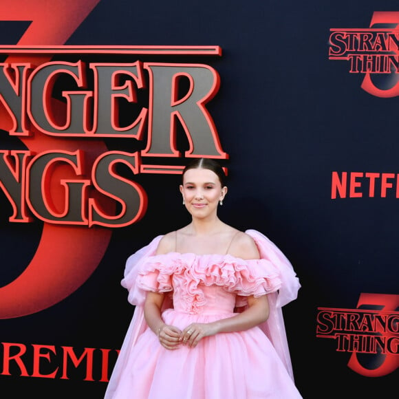 Millie Bobby Brown usou vestido rosa volumoso na premiére de 'Stranger Things 3'