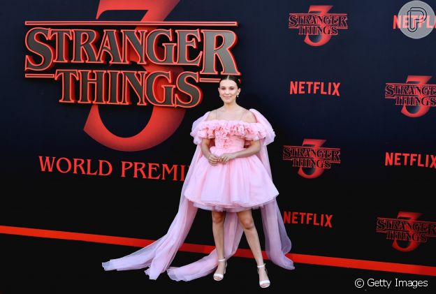 Millie Bobby Brown usou vestido rosa volumoso na premiére de 'Stranger Things 3'