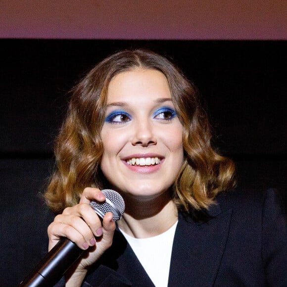 Maquiagem de Millie Bobby Brown passou a ficar mais colorida conforme ela crescia diante do público