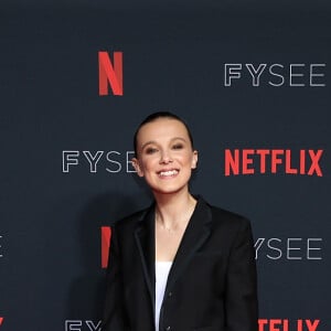 Look de Millie Bobby Brown em lançamento na Netflix combinou blazer clássico a sapato descontraído