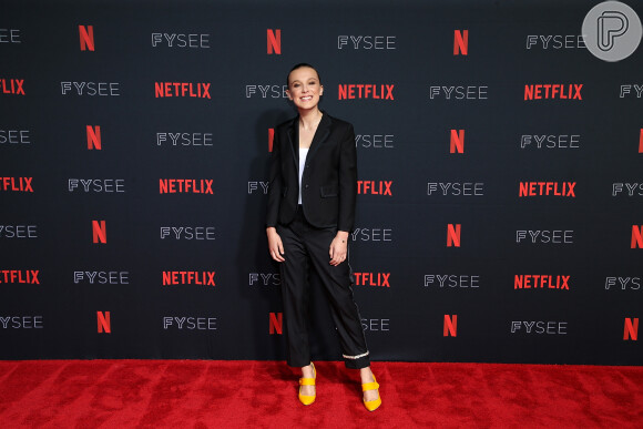 Look de Millie Bobby Brown em lançamento na Netflix combinou blazer clássico a sapato descontraído