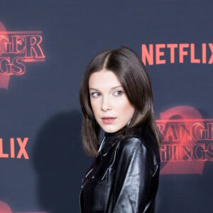 O estilo de Millie Bobby Brown se transformou: atriz já preferiu peças mais básicas como esse look preto e branco usado para divulgação de segunda temporada de Stranger Things