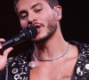 Arthur Aguiar exibiu tatuagem para Maíra Cardi no peito e beijou a mulher em gravação de projeto audiovisual em casa de shows em São Paulo em 24 de maio de 2022