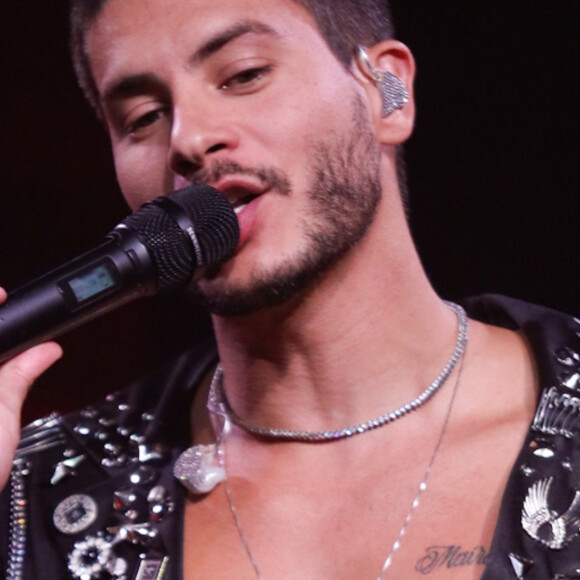 Arthur Aguiar exibiu tatuagem para Maíra Cardi no peito e beijou a mulher em gravação de projeto audiovisual em casa de shows em São Paulo em 24 de maio de 2022