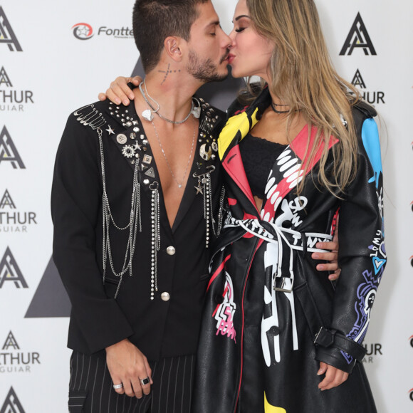 Arthur Aguiar e Maíra Cardi trocaram beijos em bastidor de gravação