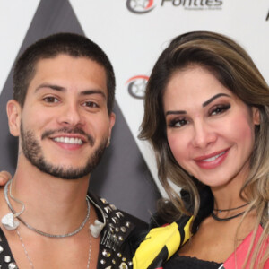 Arthur Aguiar e Maíra Cardi posaram juntos em bastidor de gravação
