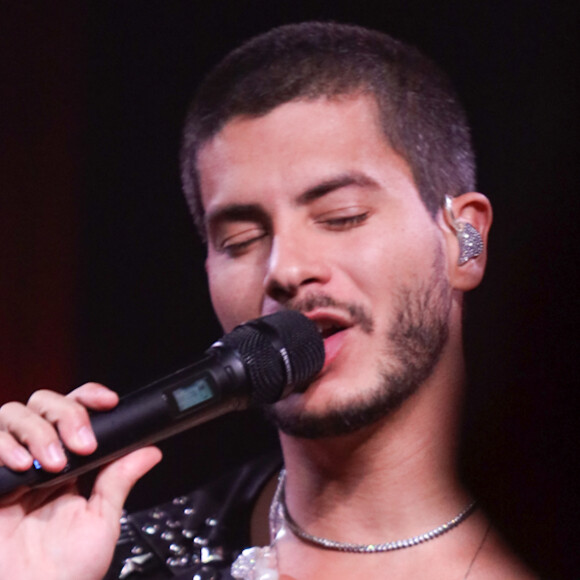 Arthur Aguiar mostrou tatuagem no peito para a mulher, Maíra Cardi, mãe de sua filha, Sophia, de 3 anos