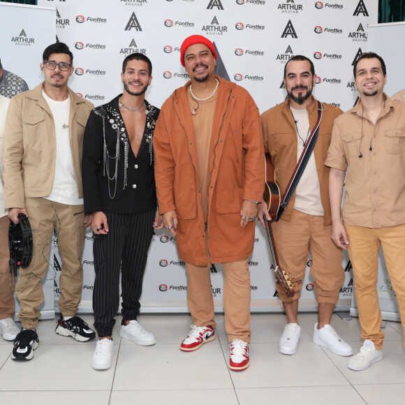 Arthur Aguiar posou com o grupo Sorriso Maroto em bastidor de gravação