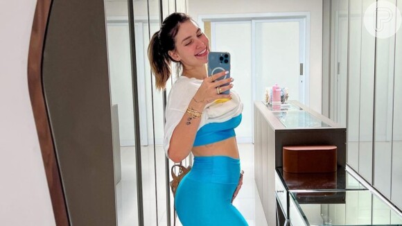 Virgínia Fonseca exibe barriga de 4 meses de gravidez ao levantar a blusa, em 28 de maio de 2022