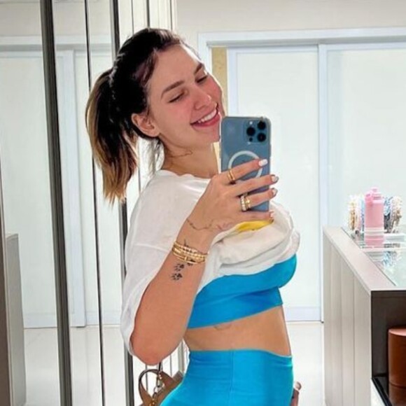 Virgínia Fonseca exibe barriga de 4 meses de gravidez ao levantar a blusa, em 28 de maio de 2022