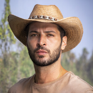 Juma (Alanis Guillen) expulsa Levi (Leandro Lima) de sua tapera na novela 'Pantanal'