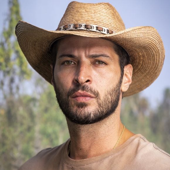 Juma (Alanis Guillen) expulsa Levi (Leandro Lima) de sua tapera na novela 'Pantanal'