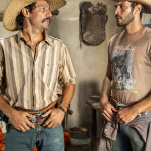 Tibério (Guito) oferece ajuda a Levi (Leandro Lima), ferido e em rio com piranhas na novela 'Pantanal'