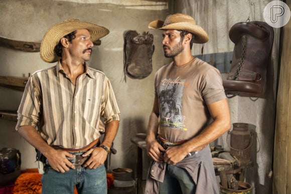 Tibério (Guito) oferece ajuda a Levi (Leandro Lima), ferido e em rio com piranhas na novela 'Pantanal'
