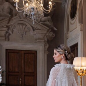A empresária e influenciadora Lala Rudge apostou em um vestido com capa e gola marcante para se casar na Itália