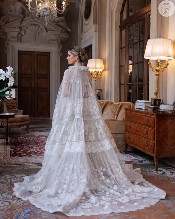 A empresária e influenciadora Lala Rudge apostou em um vestido com capa e gola marcante para se casar na Itália