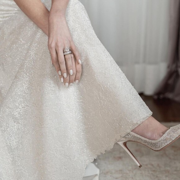 Salto usado por Lala Rudge em look de noiva foi feito com tecido do seu vestido