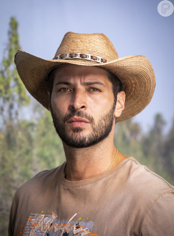 Levi (Leandro Lima) estranha conversa de Muda (Bella Campos) e afirma que irá manter plano de vingança na novela 'Pantanal'