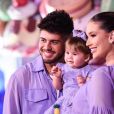     Virginia Fonseca e Zé Felipe usaram roupas lilás para combinar com o look e o tema da festa de aniversário da filha    