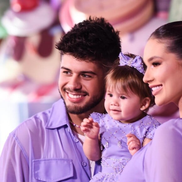 Virginia Fonseca e Zé Felipe usaram roupas lilás para combinar com o look e o tema da festa de aniversário da filha