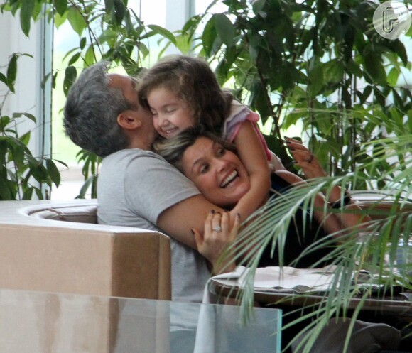 Otaviano Costa se diverte em família, em shopping do Rio de Janeiro, com a esposa, Flávia Alessandra, e com a filha do casal, Olívia