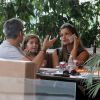 Otaviano Costa se reúne com a esposa, Flávia Alessandra, e a filha, Olívia, durante almoço em shopping do Rio
