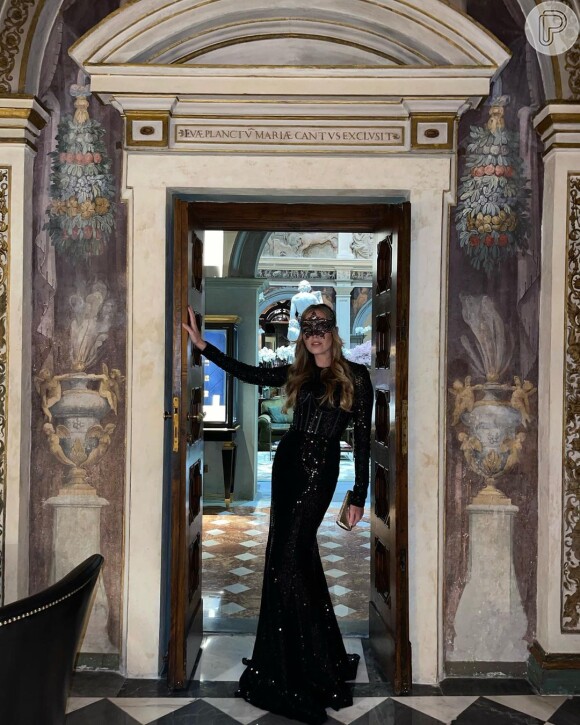 Longo preto com mangas foi escolha de Giovanna Adriano para o baile de luxo